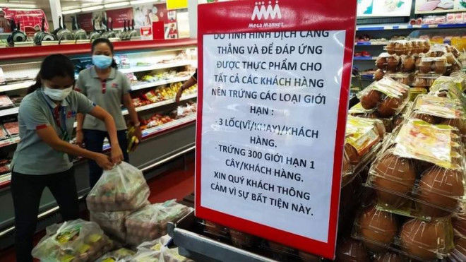 Siêu thị Sài Gòn: Mọi người chỉ mua 1 vỉ trứng, nhường người đến sau
