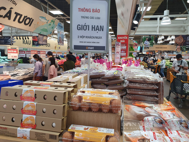 Siêu thị Sài Gòn: Mọi người chỉ mua 1 vỉ trứng, nhường người đến sau