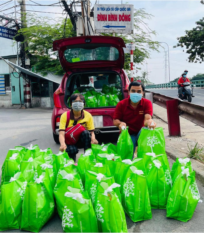 Thiện nguyện mùa giãn cách: Stylist Kye Nguyễn chu đáo từng phần quà