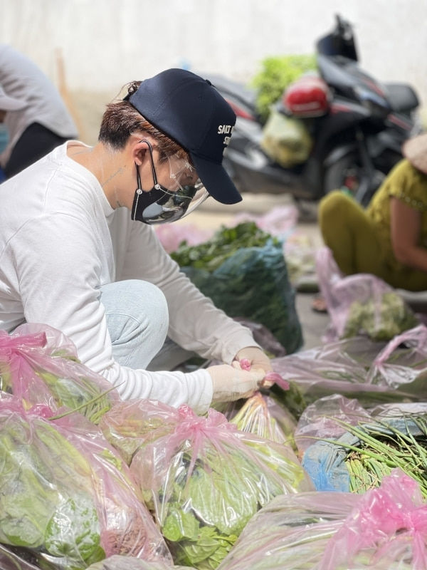 Thiện nguyện mùa giãn cách: Stylist Kye Nguyễn chu đáo từng phần quà