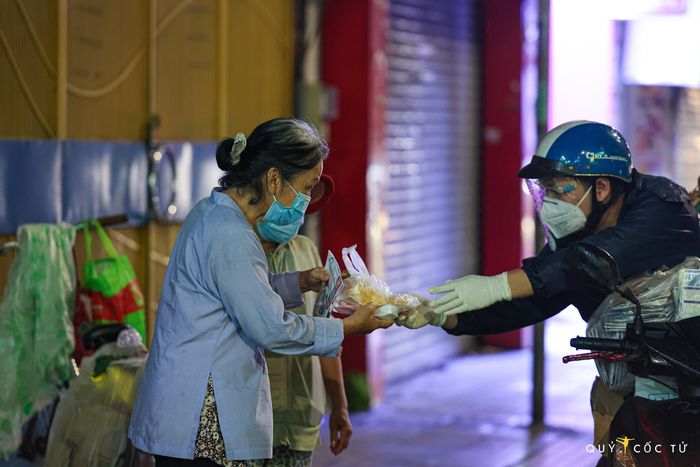 Tấm biển ở Sài Gòn: “Gia đình đủ thực phẩm, xin nhường ai thiếu