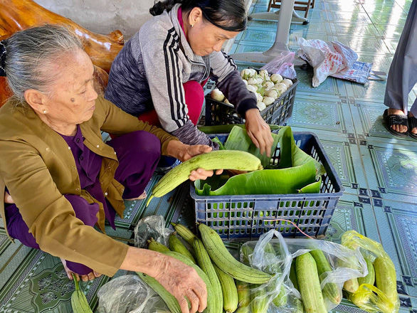 Tấm biển ở Sài Gòn: “Gia đình đủ thực phẩm, xin nhường ai thiếu