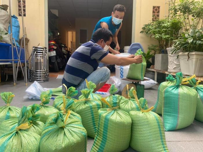 Tấm biển ở Sài Gòn: “Gia đình đủ thực phẩm, xin nhường ai thiếu