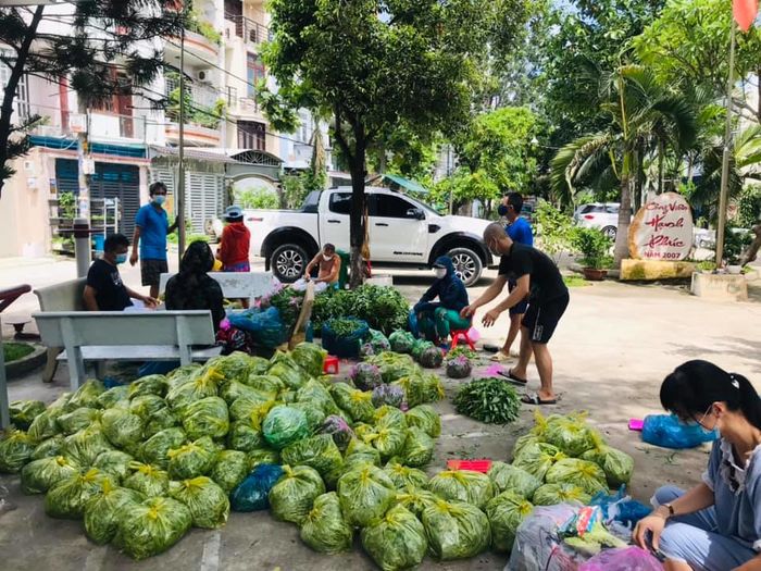 Tấm biển ở Sài Gòn: “Gia đình đủ thực phẩm, xin nhường ai thiếu