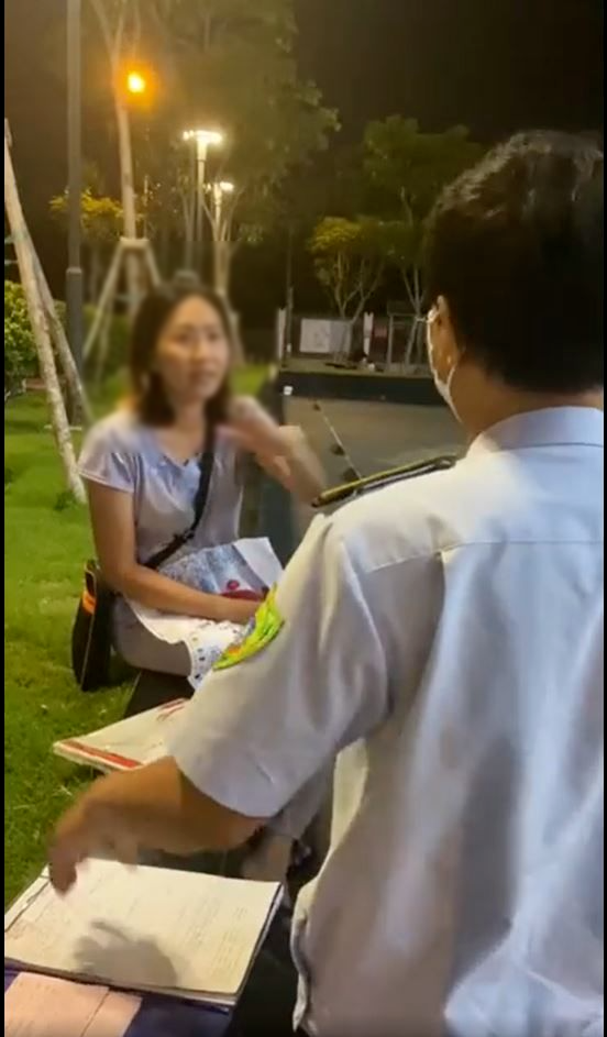 Thánh ngụy biện ngồi thêu nơi công cộng bất chấp quy định phòng dịch
