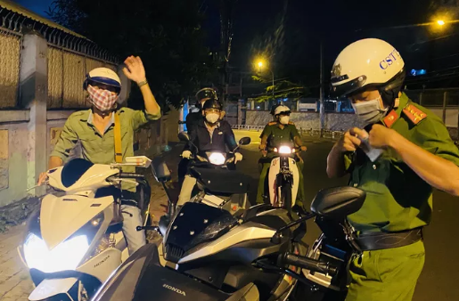 Công an mùa dịch: Hộ tống nam thanh niên về gặp anh trai qua đời