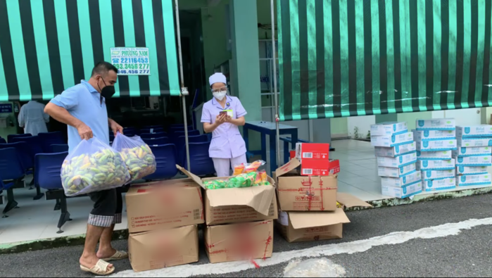Thêm hình ảnh đẹp của MC Quyền Linh: đạp, đẩy xe giúp người chở hàng
