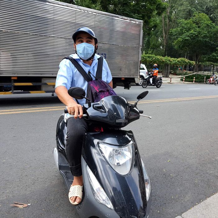 Thêm hình ảnh đẹp của MC Quyền Linh: đạp, đẩy xe giúp người chở hàng