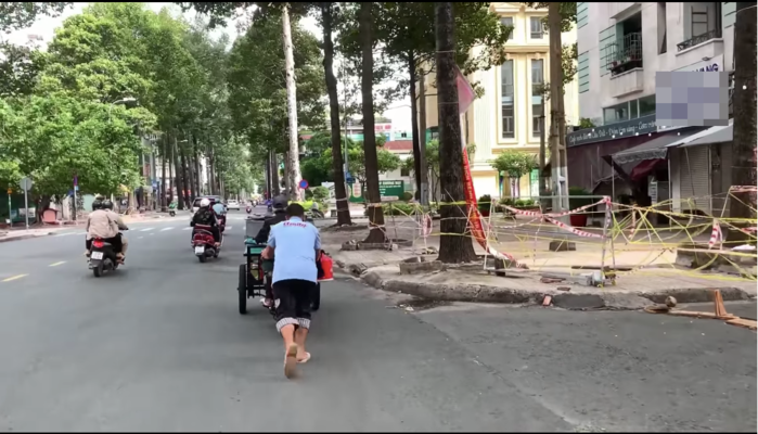 Thêm hình ảnh đẹp của MC Quyền Linh: đạp, đẩy xe giúp người chở hàng