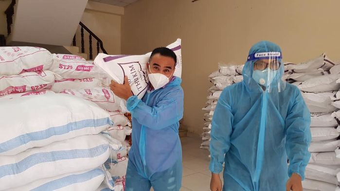 Thêm hình ảnh đẹp của MC Quyền Linh: đạp, đẩy xe giúp người chở hàng