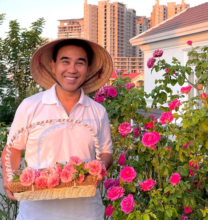 Thêm hình ảnh đẹp của MC Quyền Linh: đạp, đẩy xe giúp người chở hàng
