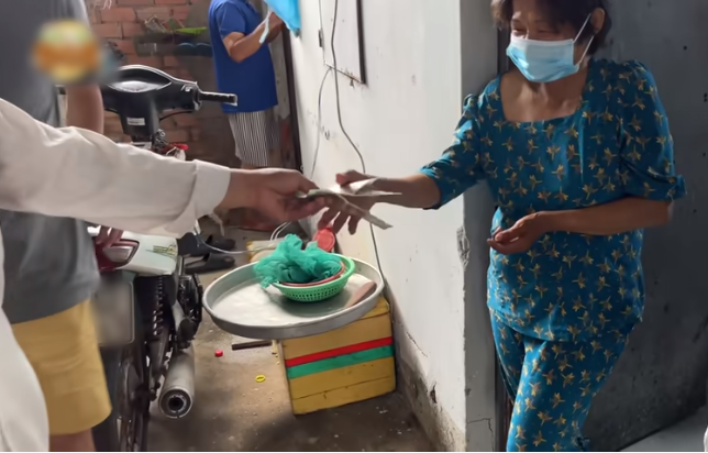 Ông Bảy miễn phí 9 phòng trọ ở SG, còn hỗ trợ người bán vé số 2 triệu