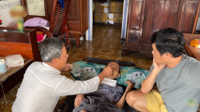 Ông Bảy miễn phí 9 phòng trọ ở SG, còn hỗ trợ người bán vé số 2 triệu