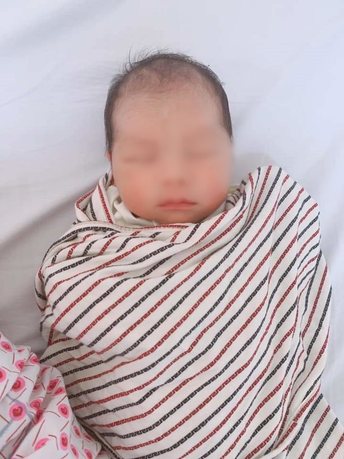 Theo chàng về dinh 7 tháng, Phượng Thị Nở sinh con trai kháu khỉnh