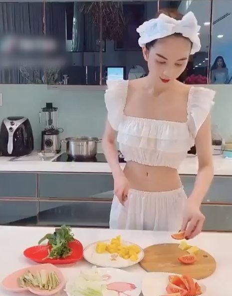 Thời trang vào bếp của mỹ nhân Việt: Chẳng ai làm lại Elly Trần