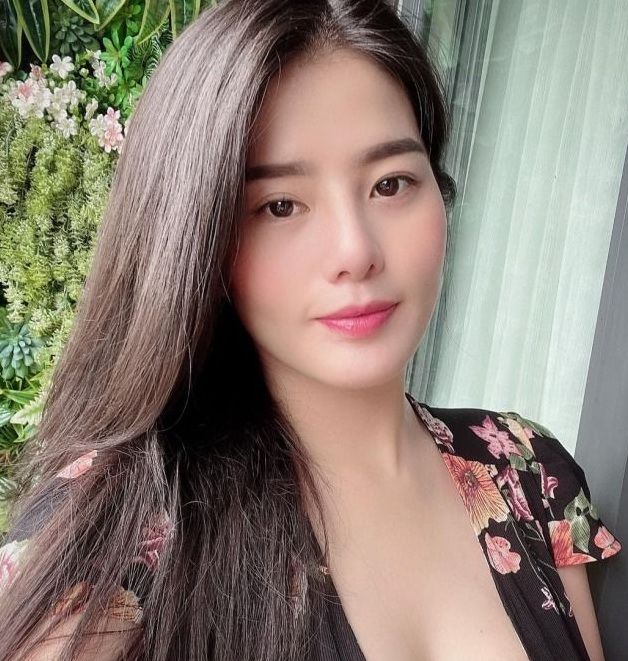 Thú vui của vợ bầu đại gia SG: Diện đồ ton sur ton với siêu xe