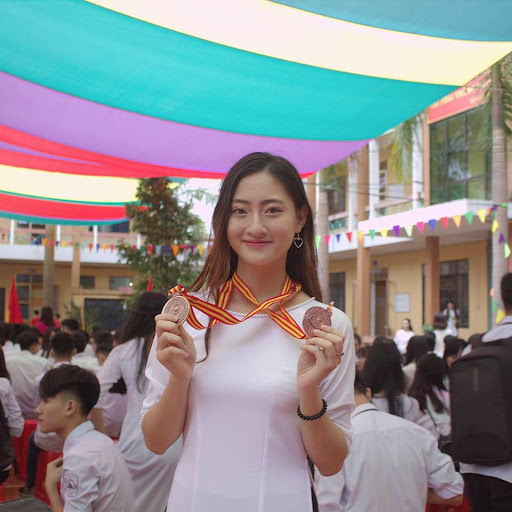 Thuở đi học của Hoa hậu Việt: Đỗ Thị Hà tự nhận mong manh từ năm 18