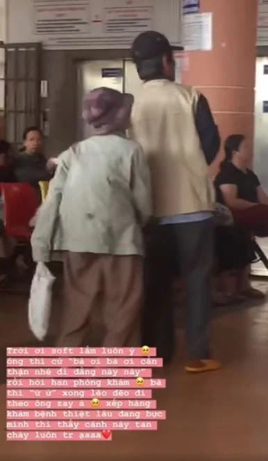 Thương chồng bệnh, cụ bà âu yếm chạm môi, cụng trán để động viên