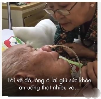 Thương chồng bệnh, cụ bà âu yếm chạm môi, cụng trán để động viên