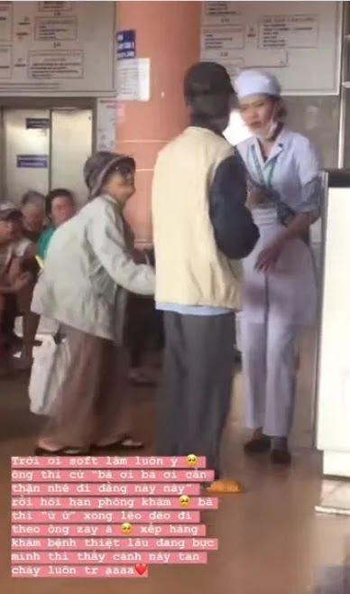 Thương chồng bệnh, cụ bà âu yếm chạm môi, cụng trán để động viên
