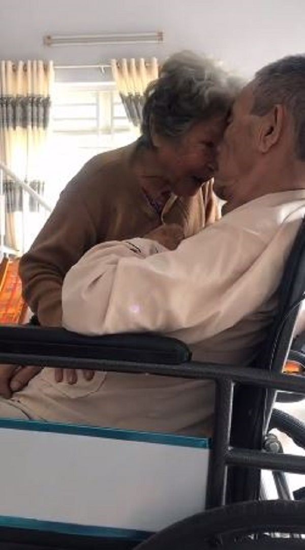 Thương chồng bệnh, cụ bà âu yếm chạm môi, cụng trán để động viên