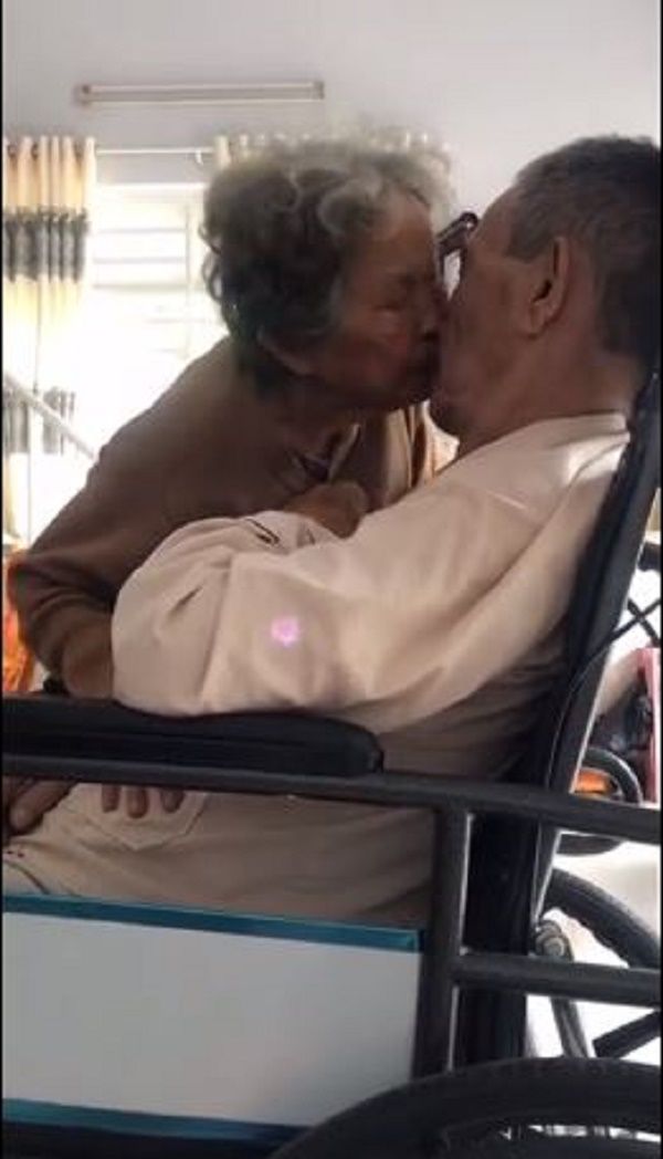 Thương chồng bệnh, cụ bà âu yếm chạm môi, cụng trán để động viên