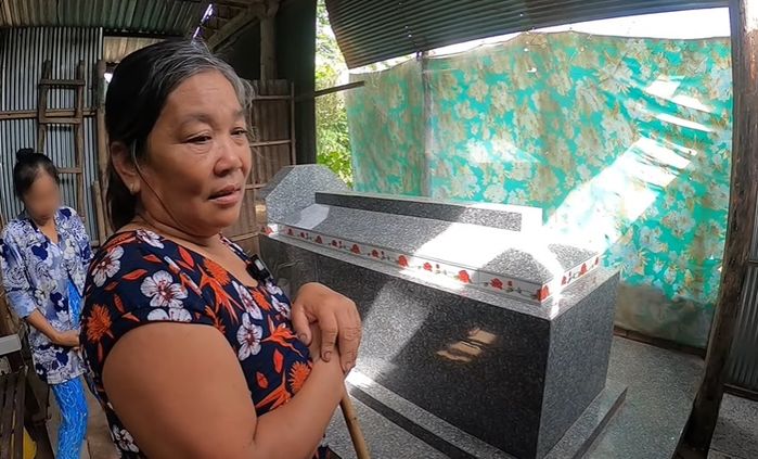 Xót cảnh cụ ông 101 tuổi sống một mình trong căn nhà có 7 ngôi mộ