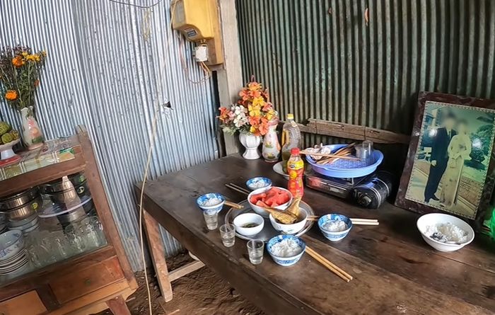 Thương người vợ thủy chung xây mộ cho chồng con trong chính ngôi nhà