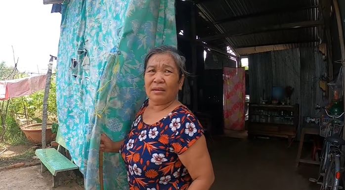 Thương người vợ thủy chung xây mộ cho chồng con trong chính ngôi nhà