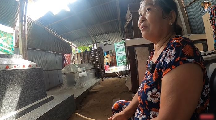Thương người vợ thủy chung xây mộ cho chồng con trong chính ngôi nhà