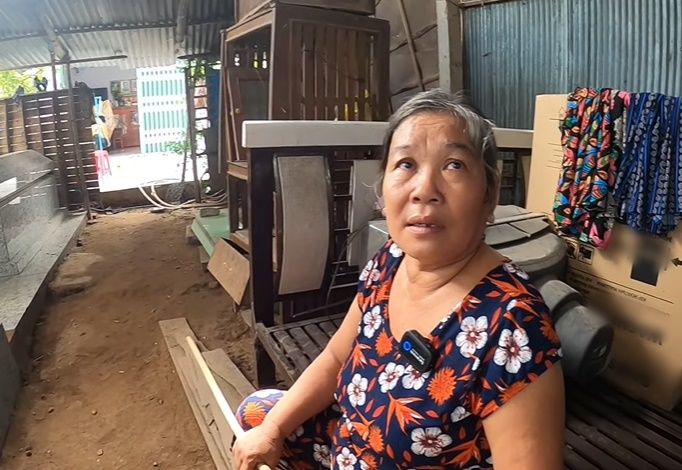 Thương người vợ thủy chung xây mộ cho chồng con trong chính ngôi nhà