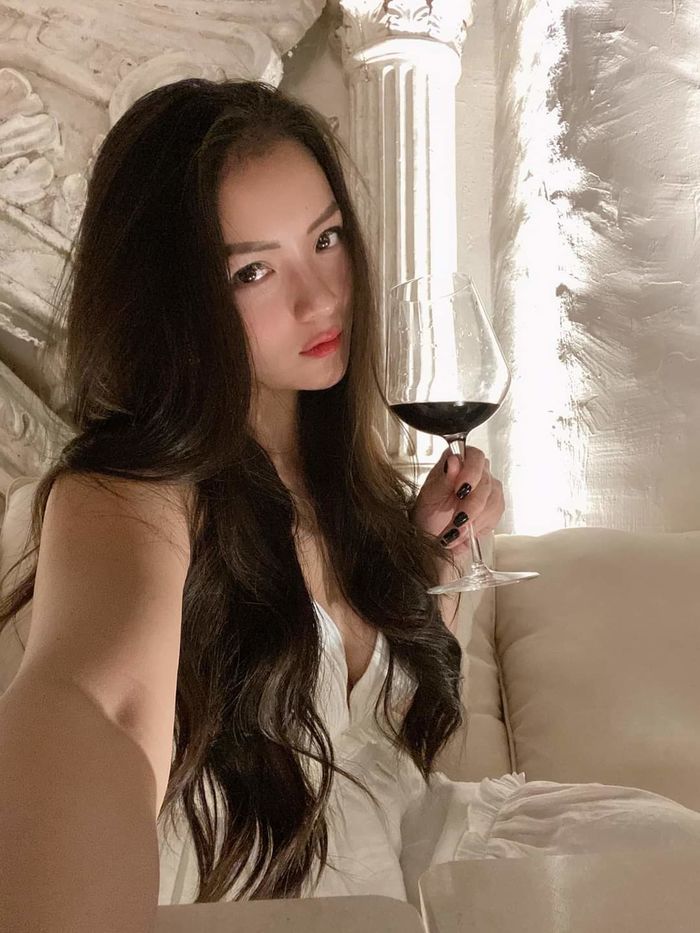 Thủy Top sau 3 năm rời xa Vbiz: Làm chủ tịch, ăn mặc kín đáo không ngờ