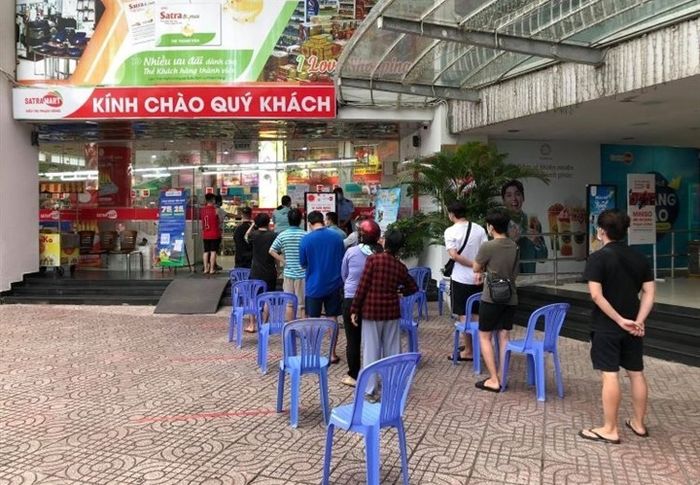 Tích trữ đồ ăn ngày giãn cách: người một tủ sầu riêng, người 200kg gạo