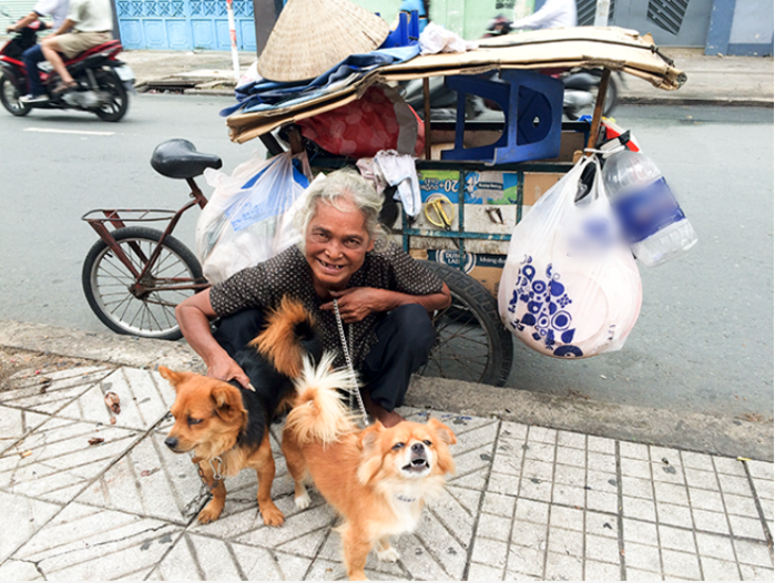Bà cụ lượm ve chai 30 năm ngủ lề đường, dốc tiền nuôi 2 chú chó