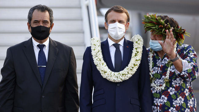 Tổng thống Pháp bất đắc dĩ trở thành “cây hoa di động” gây sốt MXH