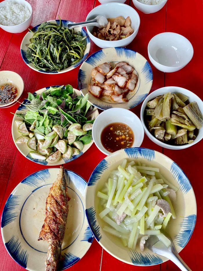 Lý Hải tiết kiệm: rau nhà, cá suối ăn kèm ớt 500 triệu/kg trồng được
