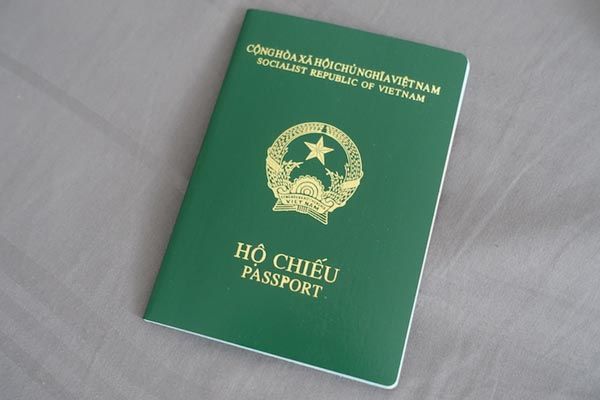 Từ 8/2021, ra quy định mới về hộ chiếu gắn chip, các trang in cảnh VN