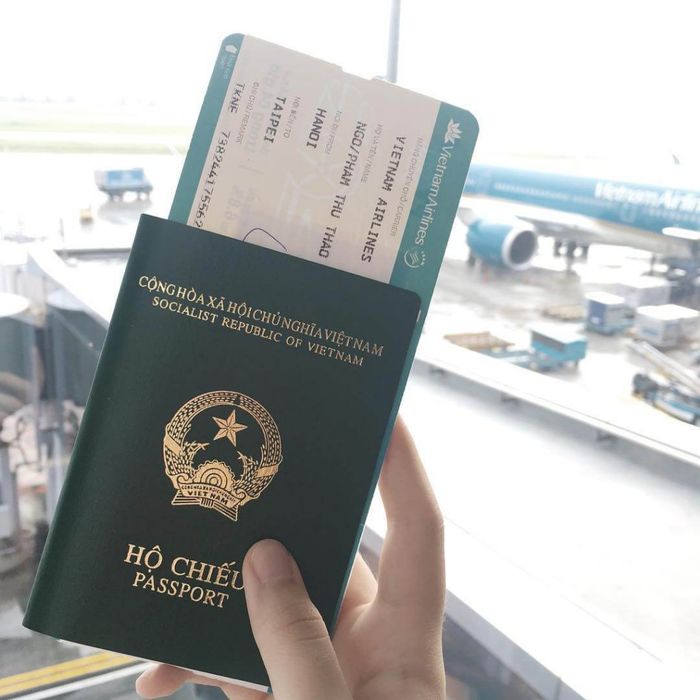 Từ 8/2021, ra quy định mới về hộ chiếu gắn chip, các trang in cảnh VN