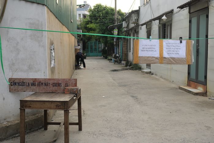 Tự quản nhau mùa dịch: Người Sài Gòn treo biển ngăn người lạ vào hẻm