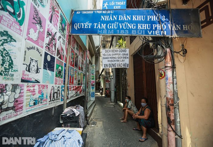 Tự quản nhau mùa dịch: Người Sài Gòn treo biển ngăn người lạ vào hẻm