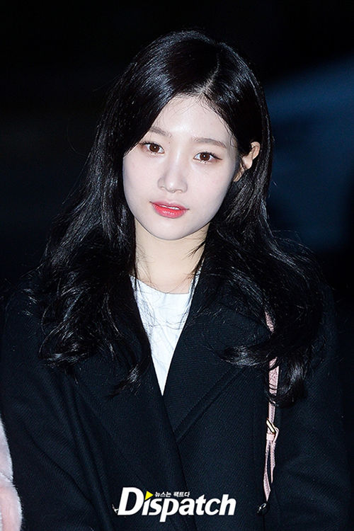 Tưởng chỉ make up nhẹ tay, ai ngờ loạt sao Kpop dặm phấn kín mặt