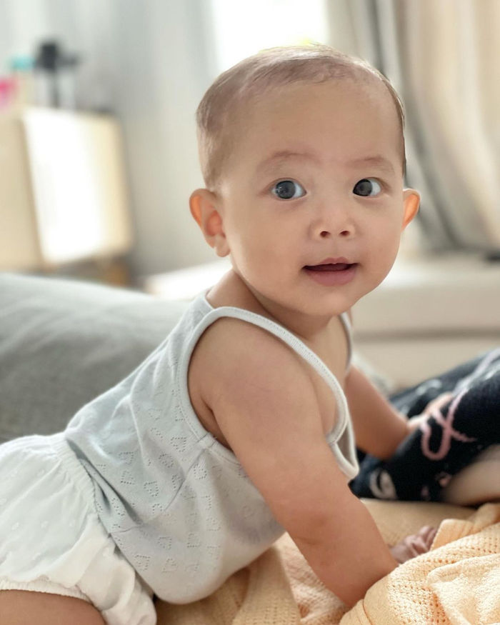 Tưởng là bản sao của mẹ, nay nhìn kỹ mới thấy Lisa giống hệt bố