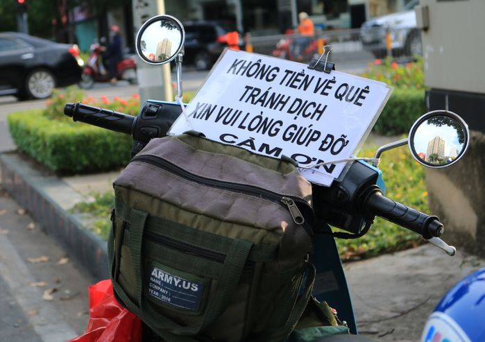 Vất vả mưu sinh mùa dịch: tiếp viên bán đồ ăn, bác bảo vệ đi ăn xin