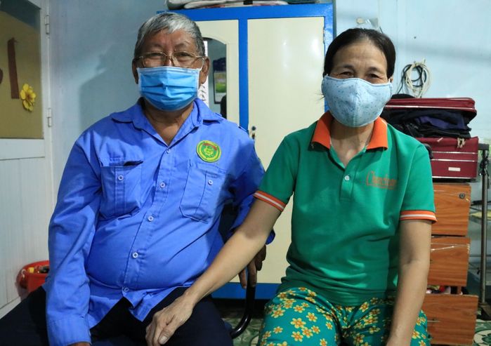Vất vả mưu sinh mùa dịch: tiếp viên bán đồ ăn, bác bảo vệ đi ăn xin