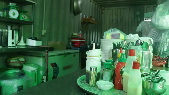 Vất vả mưu sinh mùa dịch: tiếp viên bán đồ ăn, bác bảo vệ đi ăn xin