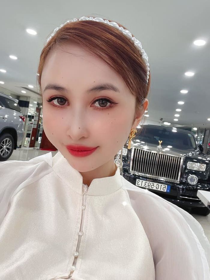 Vợ Minh Nhựa một cú trở mình xinh đẹp sau biến cố sinh con