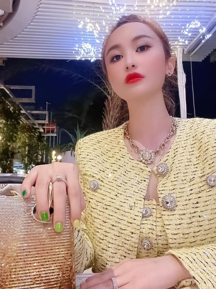 Vợ Minh Nhựa một cú trở mình xinh đẹp sau biến cố sinh con