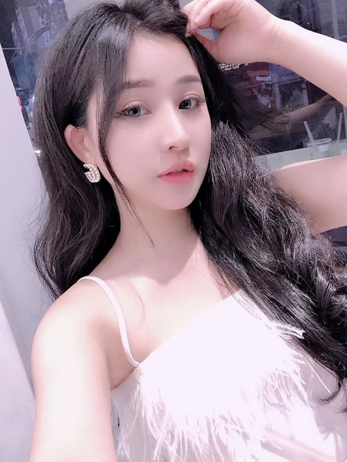 Vợ cũ Hồ Quang Hiếu: để Quang Lê hôn má, ngoại hình ngỡ chị em Khả Như