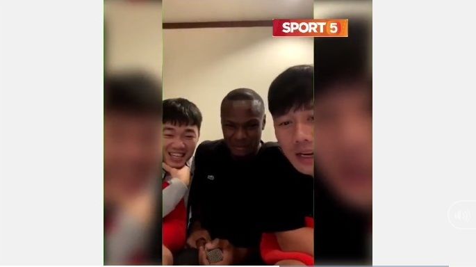 Vợ vào tận livestream gọi về, Xuân Trường nhanh nhảu: Ngủ đê!