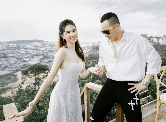 Vừa dọn về ở chung, Ngọc Trinh lại uốn éo nóng mặt bên Khắc Tiệp